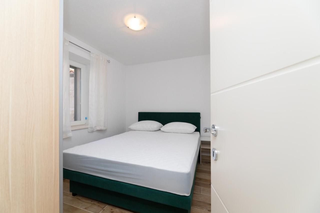 Apartmani Canaki Supetar Exterior foto